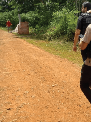 A Polícia Civil do Amazonas (PC-AM), por meio da Delegacia Especializada de Polícia (DEP) de São Gabriel da Cachoeira (a 852 quilômetros de Manaus), com apoio da Força Aérea Brasileira (FAB) e da 76ª Delegacia Interativa de Polícia (DIP) de Santa Isabel do Rio Negro, deflagrou a Operação Queda do Céu e prendeu cinco indivíduos, de idades entre 22 e 42 anos, por atuar em um esquema de envio de drogas nos voos da FAB do município para Manaus, além de lavagem de dinheiro. Entre os presos, estão três militares da Força Aérea e um homem responsável por financiar as drogas.