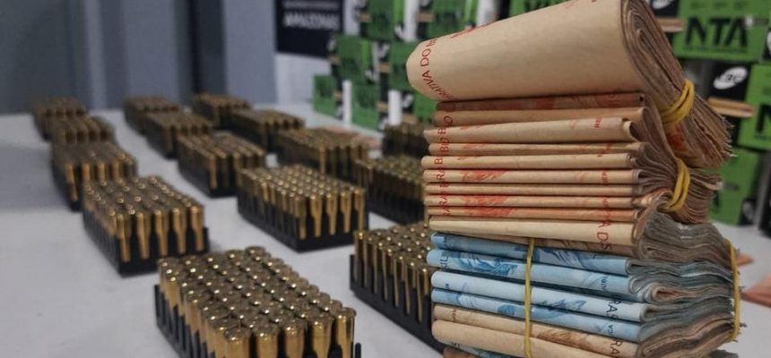 Policiais civis das Delegacias Especializada (DEP) e Interativa de Polícia (DIP) de São Gabriel da Cachoeira (a 852 quilômetros de Manaus) realizaram uma ação policial na noite de quarta-feira (12/), que resultou na prisão de Risomar Reinaldo Nogueira da Silva, de 61 anos, e na apreensão de mais de 800 munições de calibre .38 e R$ 23 mil em espécie, no bairro Areal.