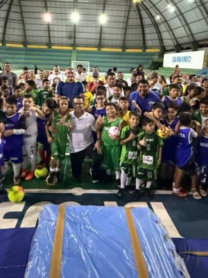 O Governo do Amazonas, por meio da Secretaria de Estado do Desporto e Lazer (Sedel), deu início às atividades do Programa Esporte e Lazer na Capital e Interior (Pelci) no município de São Gabriel da Cachoeira (distante 852 quilômetros de Manaus), em evento realizado na terça-feira (18). O evento foi realizado no Ginásio Arnaldo Coimbra e contou com a presença de atletas, moradores e autoridades locais.
