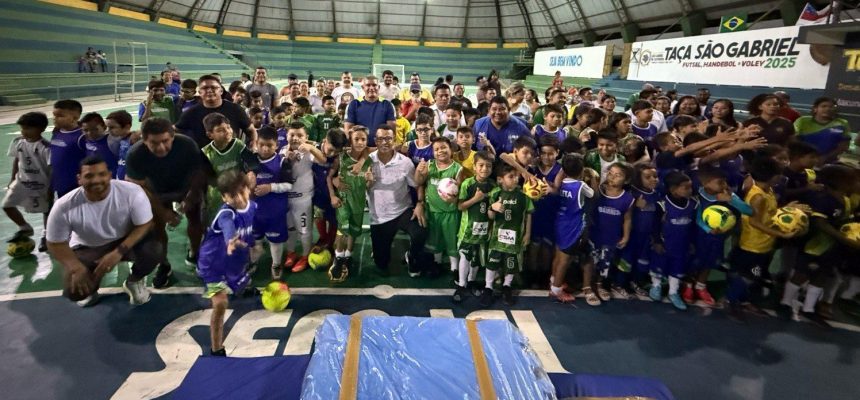 O Governo do Amazonas, por meio da Secretaria de Estado do Desporto e Lazer (Sedel), deu início às atividades do Programa Esporte e Lazer na Capital e Interior (Pelci) no município de São Gabriel da Cachoeira (distante 852 quilômetros de Manaus), em evento realizado na terça-feira (18). O evento foi realizado no Ginásio Arnaldo Coimbra e contou com a presença de atletas, moradores e autoridades locais.