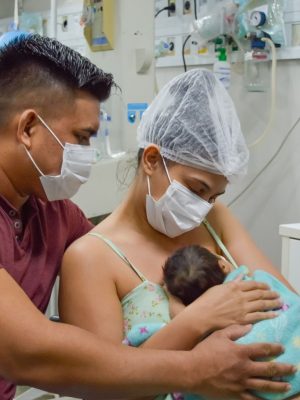 Após dois meses de internação, a pequena Eloá, bebê indígena da etnia Baré, que nasceu prematura e recebeu duas transfusões sanguíneas intrauterinas ainda no ventre materno, teve alta da Maternidade Ana Braga, da Secretaria de Saúde do Amazonas (SES-AM), em Manaus. O procedimento considerado de alta complexidade foi realizado de forma inédita na rede pública estadual e garantiu a sobrevivência de mãe e filha.