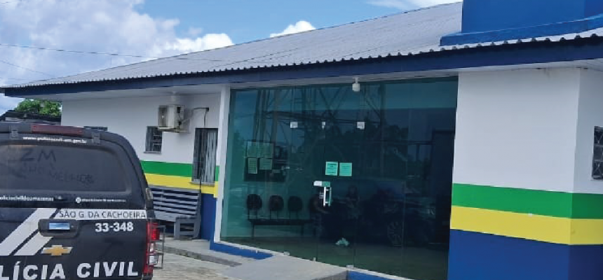 A Polícia Civil do Amazonas (PC-AM), por meio das Delegacias Interativa (DIP) e Especializada de Polícia (DEP) de São Gabriel da Cachoeira (a 852 quilômetros de Manaus), com apoio da Guarda Municipal (GCM), prendeu em flagrante, na quarta-feira (23/04), um homem, de 26 anos, por violência psicológica contra a própria mãe, de 47 anos. A prisão ocorreu no município.