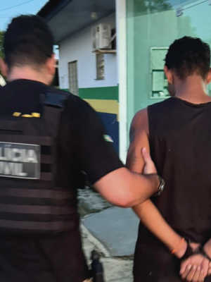 A Polícia Civil do Amazonas (PC-AM), por meio da Delegacia Especializada de Polícia (DEP) de São Gabriel da Cachoeira (a 852 quilômetros de Manaus), prendeu em flagrante, na segunda-feira (26/05), um homem, 27, por lesão corporal contra o próprio pai, de 60 anos. A prisão foi efetuada no bairro Dabaru, no município.
