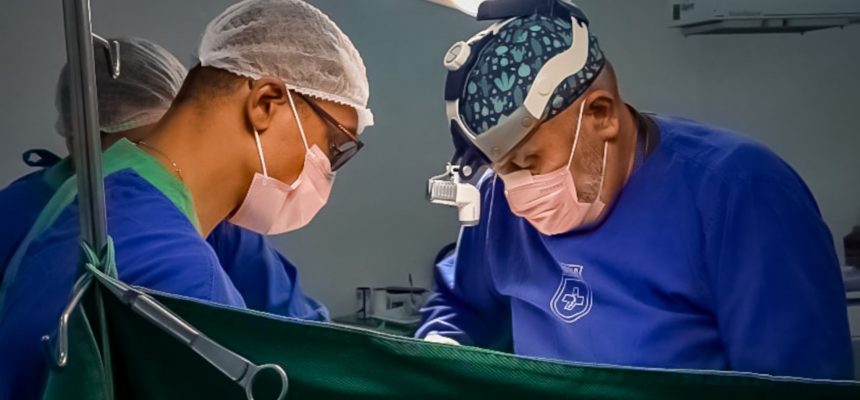 O Hospital de Guarnição de São Gabriel da Cachoeira (a 852 quilômetros de Manaus), ganhou, nesta semana, uma nova sala de cirurgia. Com a ampliação, a unidade dobrou a capacidade do centro cirúrgico, que agora conta com duas salas. Mantido através de parceria entre o Governo do Amazonas e o Exército Brasileiro, o Hospital de Guarnição é responsável pelo atendimento da população do município e adjacências, estimada em cerca de 52 mil pessoas.