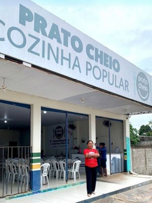 Criado pelo Governo do Amazonas, o programa Prato Cheio registrou um marco inédito: pela primeira vez, uma mulher indígena assume a supervisão de uma unidade do programa. Em São Gabriel da Cachoeira (a 852 quilômetros em linha reta de Manaus), o restaurante popular apresentou, nesta semana, a nova supervisora do local, Aldecimar Moura.