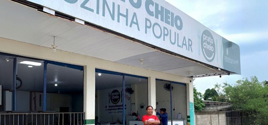 Criado pelo Governo do Amazonas, o programa Prato Cheio registrou um marco inédito: pela primeira vez, uma mulher indígena assume a supervisão de uma unidade do programa. Em São Gabriel da Cachoeira (a 852 quilômetros em linha reta de Manaus), o restaurante popular apresentou, nesta semana, a nova supervisora do local, Aldecimar Moura.