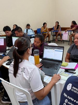 Entre os dias 13 e 16 de outubro de 2025, São Gabriel da Cachoeira foi palco do programa “Registre-se 2025”, uma iniciativa do Conselho Nacional de Justiça (CNJ) que busca combater o sub-registro civil e garantir o acesso à documentação básica para populações vulneráveis. A Defensoria Pública do Estado do Amazonas (DPE-AM) participou ativamente, realizando 1.011 atendimentos jurídicos gratuitos por meio do projeto Defensoria Itinerante.